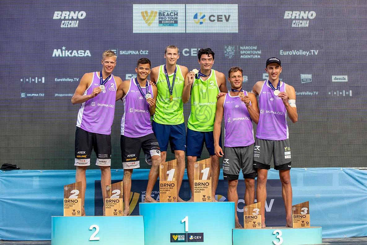 Mužský pódiový ceremoniál s trofejemi a medailemi