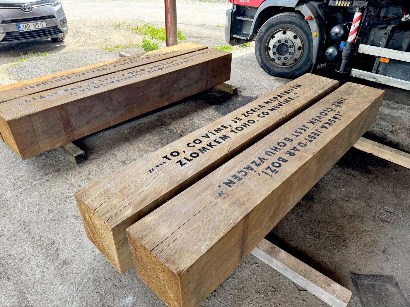 Masivní gravírované trámy