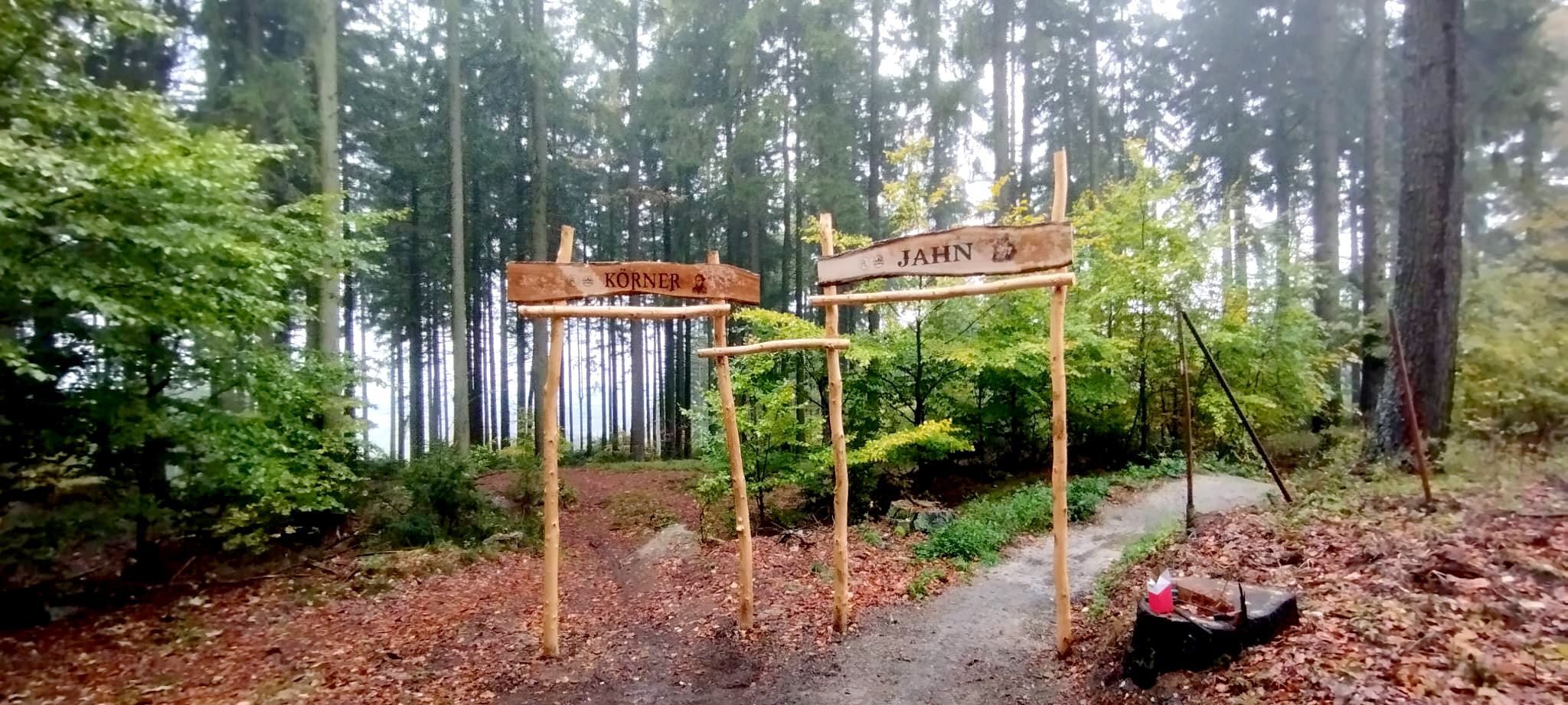 Trailová brána v lese – Běhej Lesy