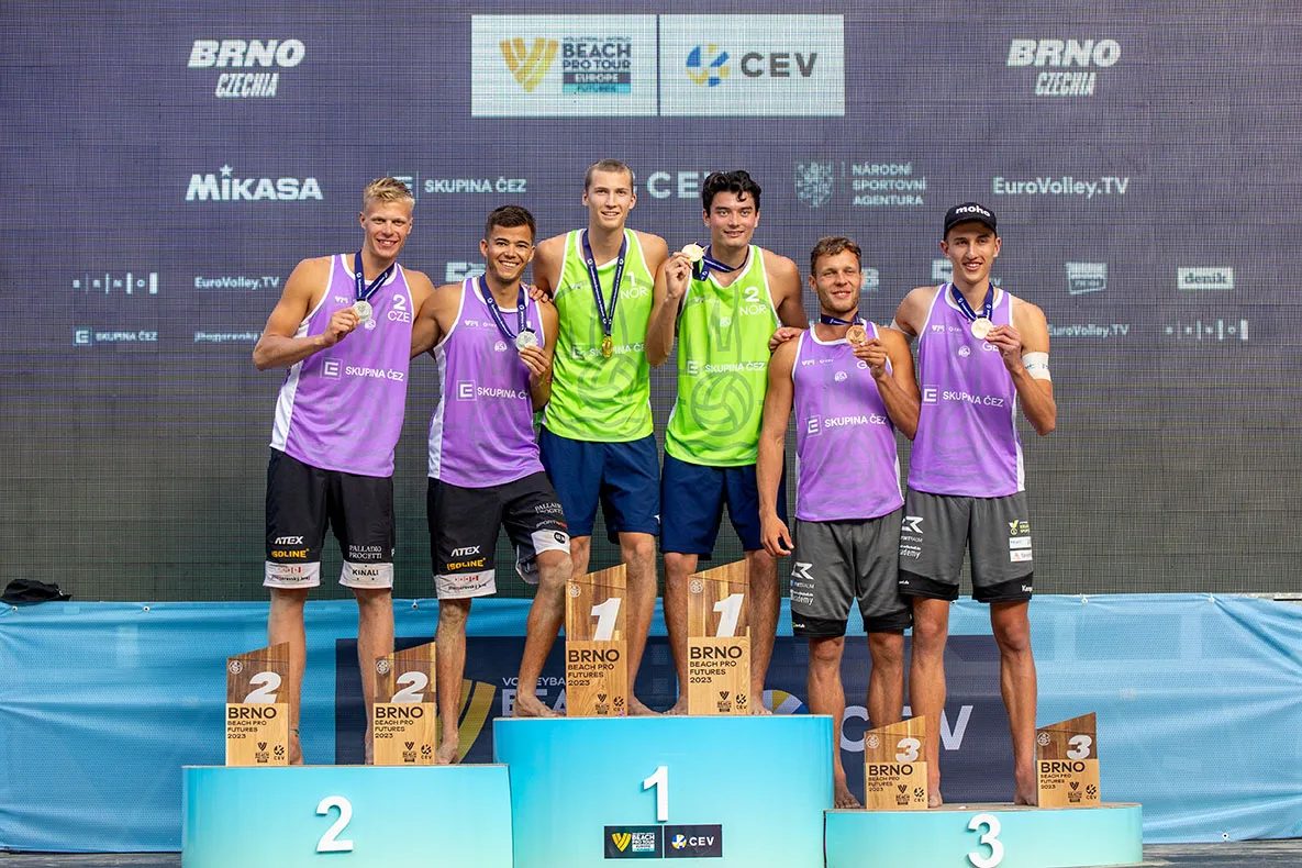 Mužský pódiový ceremoniál s trofejemi a medailemi