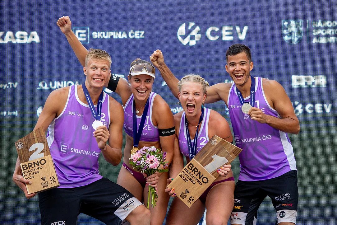 Radostná skupina hráčů s trofejemi