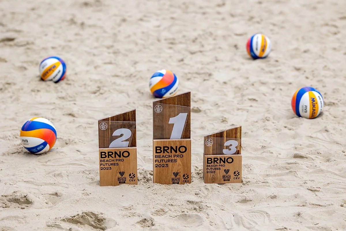 Trofeje Brno Beach Pro Futures na písku s beachvolejbalovými míči