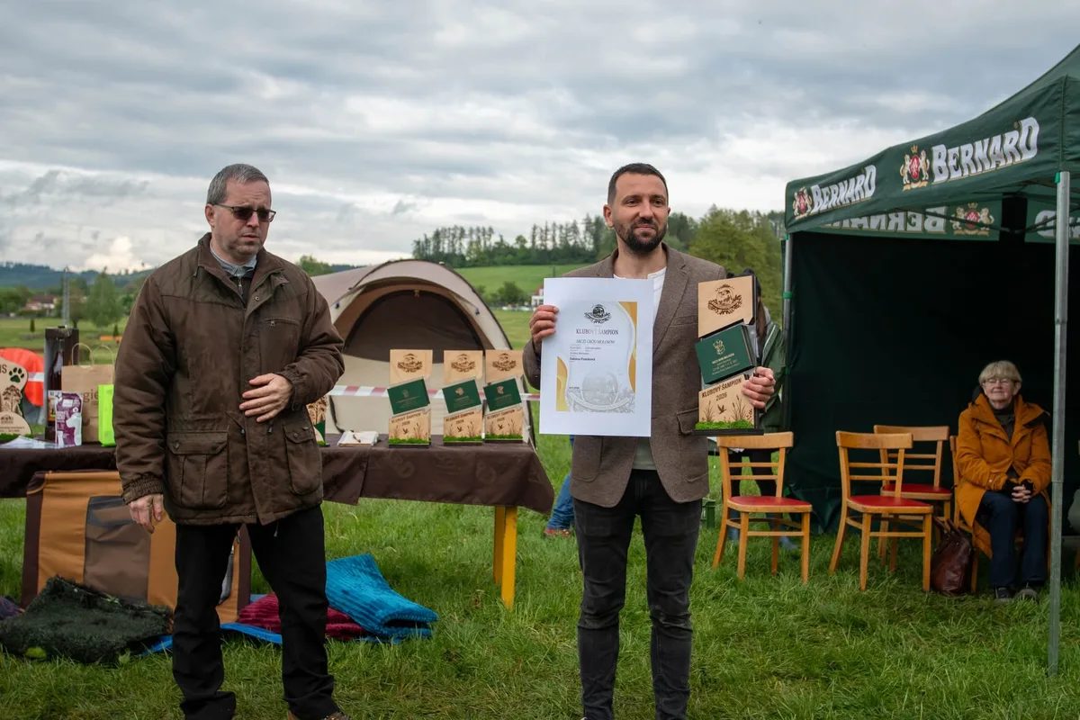 Předávání trofeje BIS Čestná