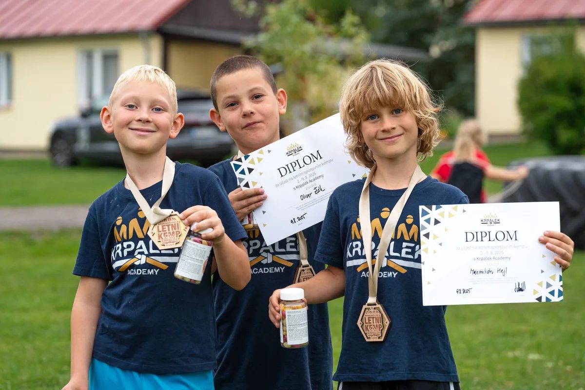 Tři děti s medailemi a diplomy