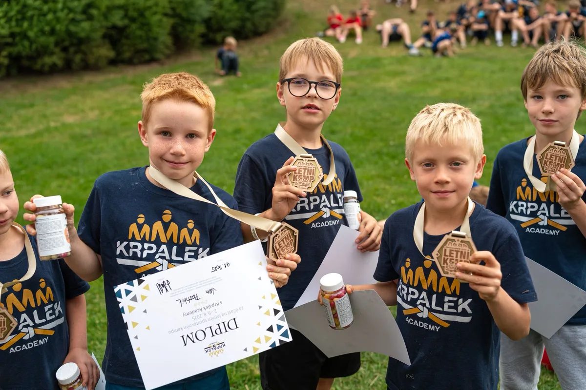 Skupina dětí s medailemi a diplomy