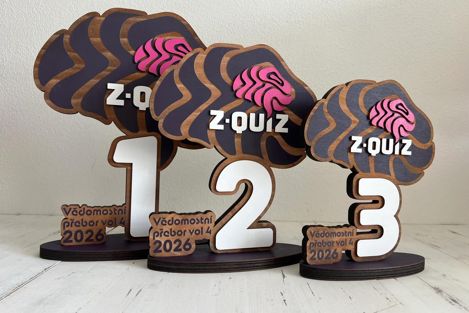 Vícevrstvé trofeje Z-QUIZ pro 1., 2. a 3. místo s motivem mozku