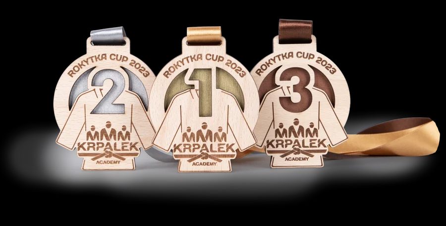 Sada medailí Krpálek Academy v dřevěném korytku