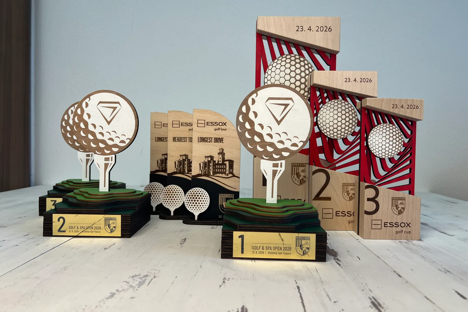 Golfové trofeje pro 1. až 3. místo s míčkem, vrstveným greenem a gravírovanými štítky